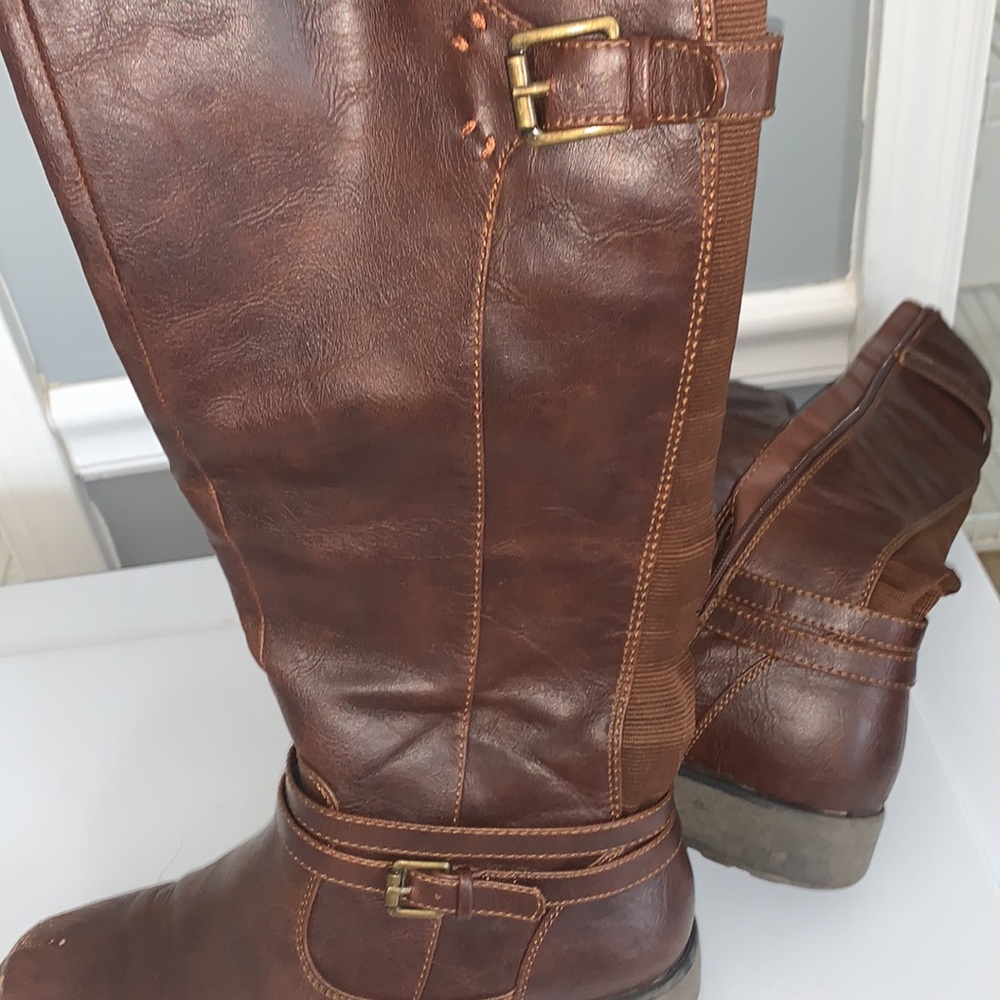 brown boots - Picture 3 of 3
